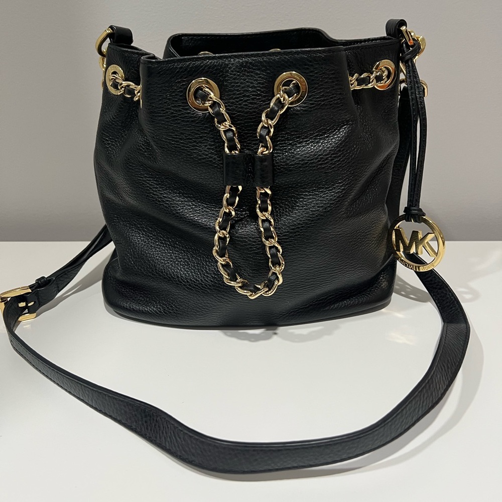 Michael Kors FRANKIE Medium Drawstring Drawstring Messenger Bag-Black